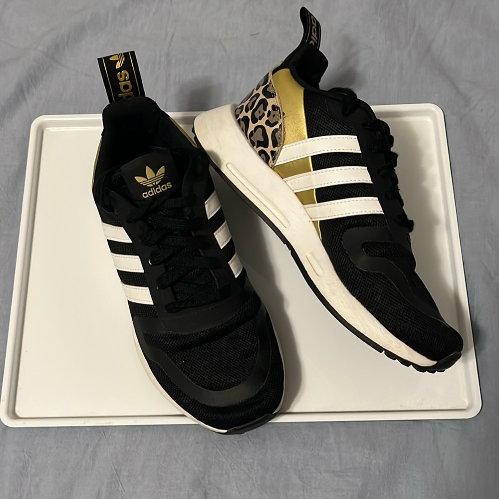 Adidas women’s leopard gold print shoes
